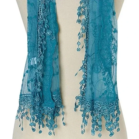 Lightweight Lace Shawl/Scarf - Picture 4 of 6